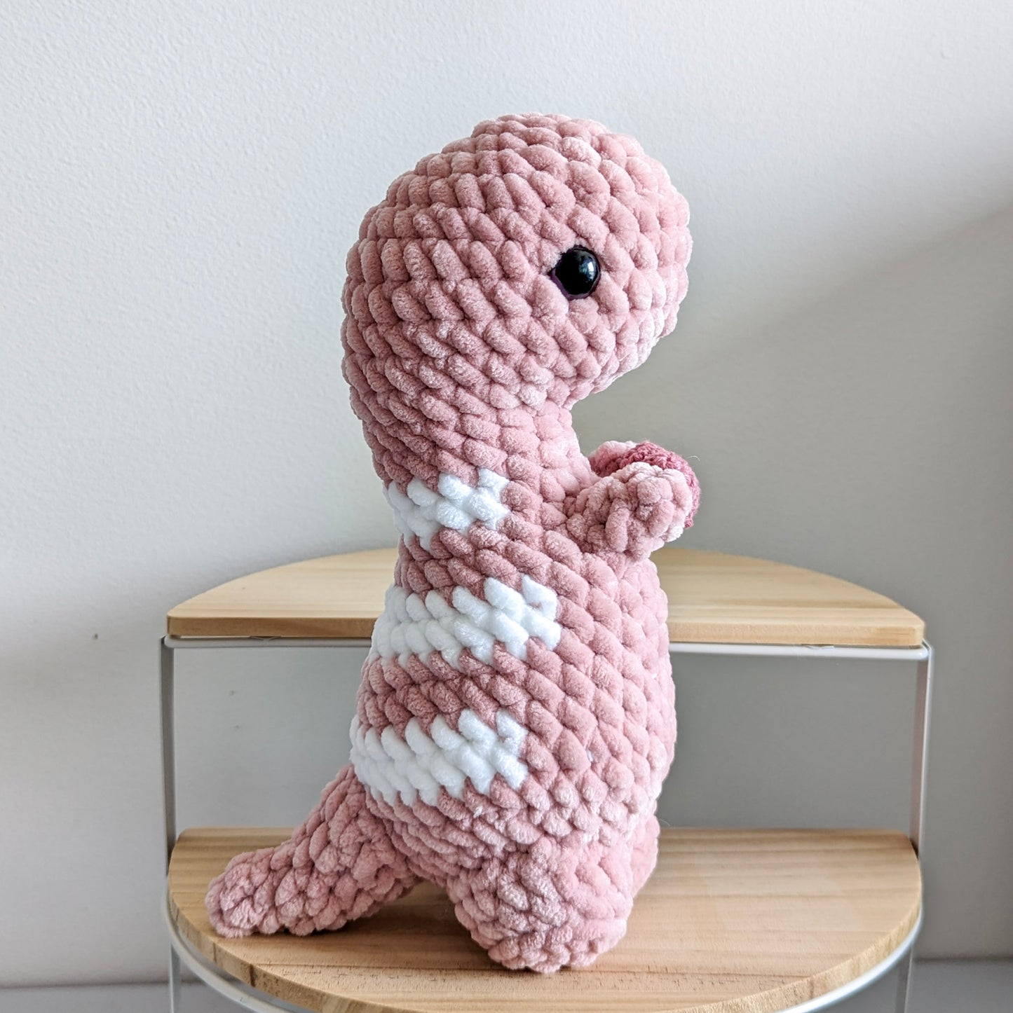 Dino - Blush holding a heart
